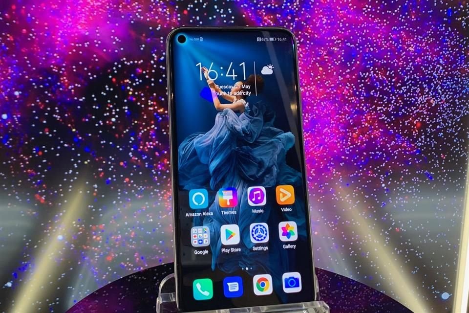 El primero y más robusto es el Honor 20 PRO, un smartphone con un pantalla de 6.26 pulgadas que la empresa llama All-View Display y cámara frontal de 32MP con IA.