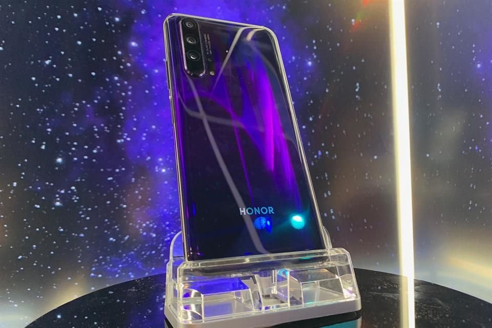 El lente principal del Honor 20 PRO es de 48MP con capacidades de IA y un modo Súper Noche. Los demás sensores son: un súper gran angular de 16MP, un teleobjetivo de 8MP y un macro de 2MP.