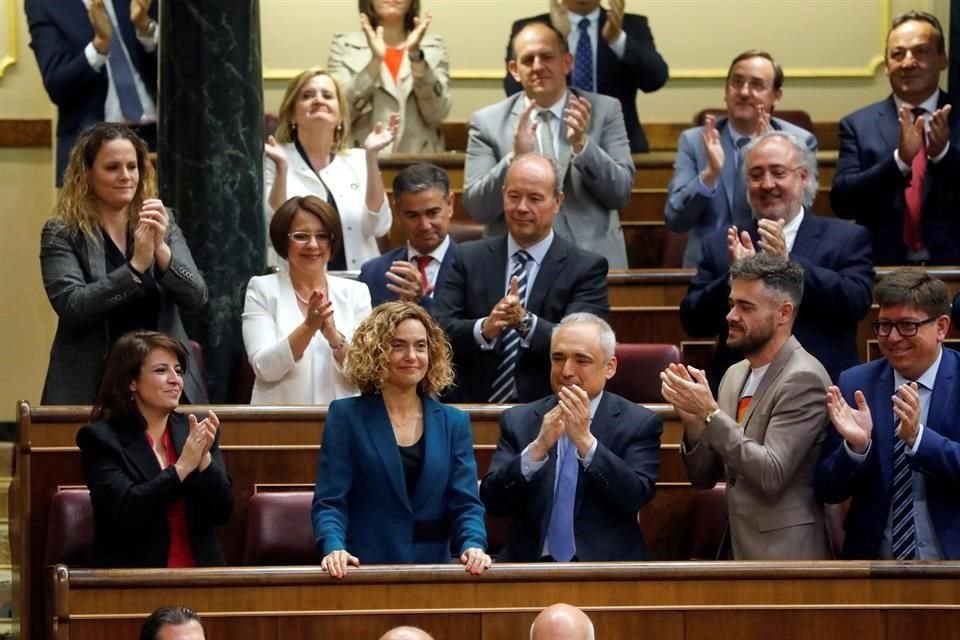 Pese a las protestas, la nueva presidenta del Congreso, la socialista catalana Meritxell Batet, respondió que no iba a interrumpir la sesión plenaria del Congreso.