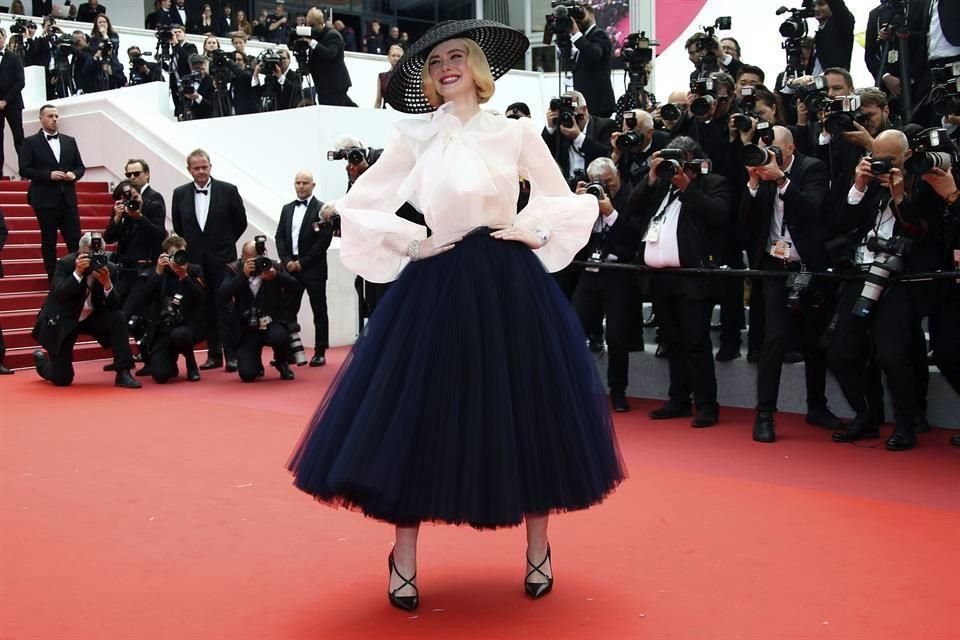 Elle Fanning lució un atuendo ajustado de la cintura, que honra el New Look de Christian Dior.