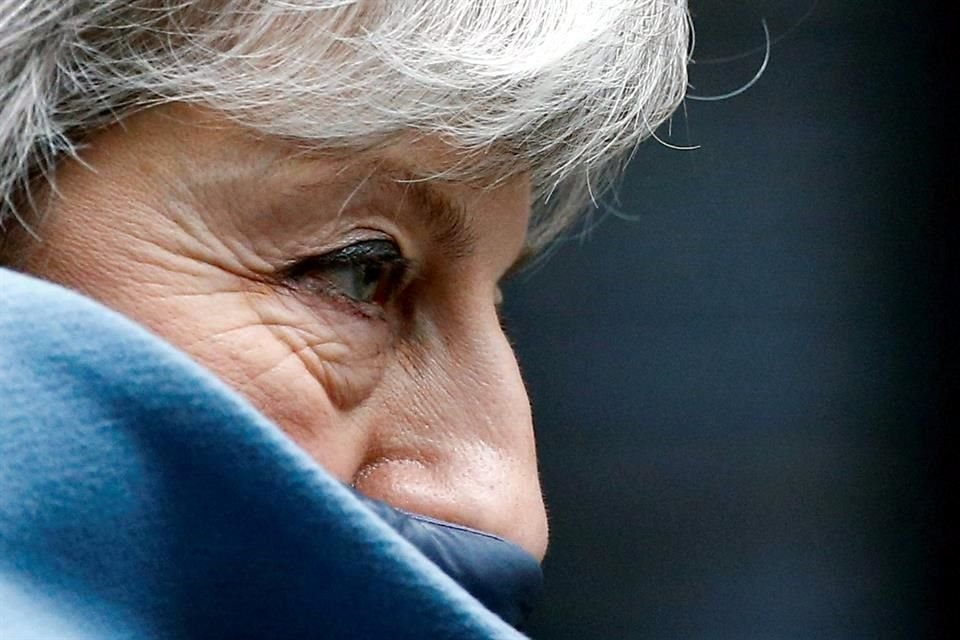 El torpe manejo del Brexit por parte de May, la fuerza del calendario y la imposición legal que supone seguir siendo miembro de la UE a estas alturas han provocado el peor de los escenarios.