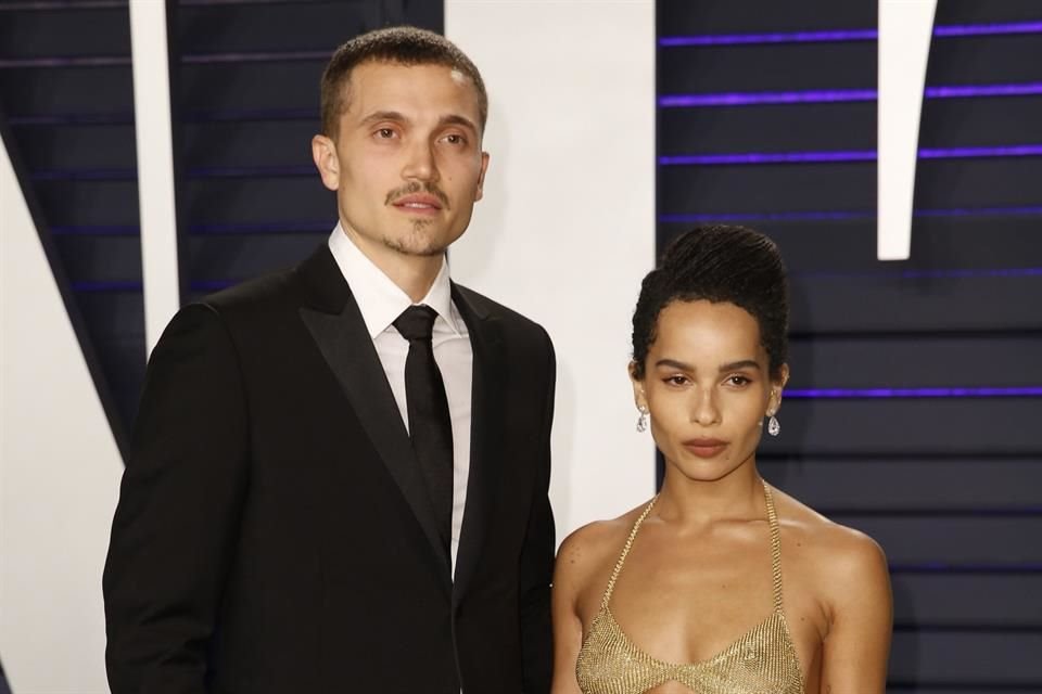 Zoë Kravitz y su ahora esposo Karl Glusman planean tener otra boda más elaborada en París.