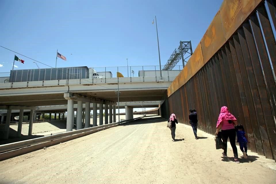 Un grupo de centroamericanos caminan cerca de la frontera en El Paso, Texas.