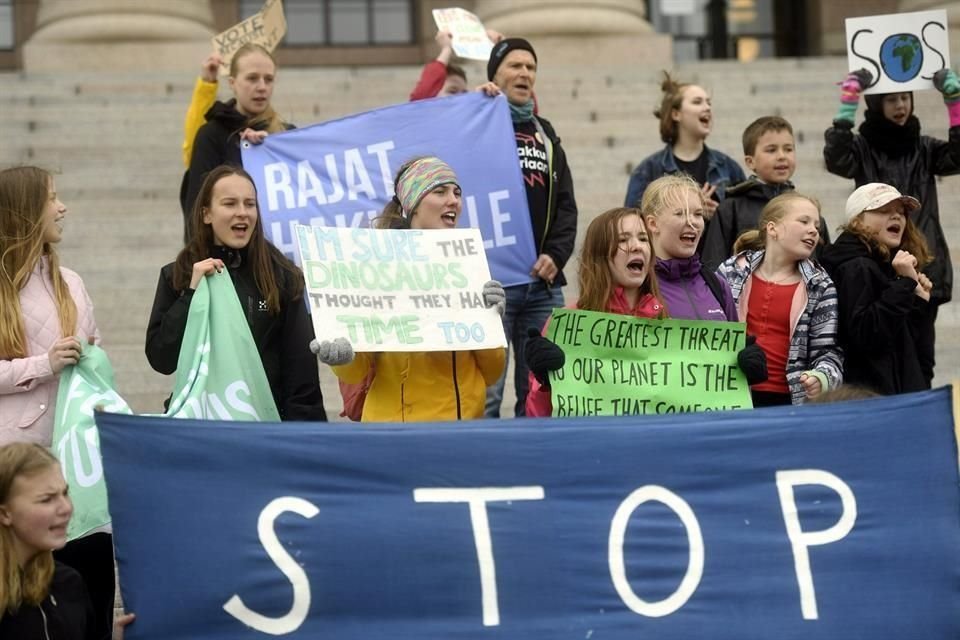 Jóvenes activistas del clima se manifiestan en Helsinki frente al Parlamento finlandés, en un día mundial de protestas juveniles contra el cambio climático.