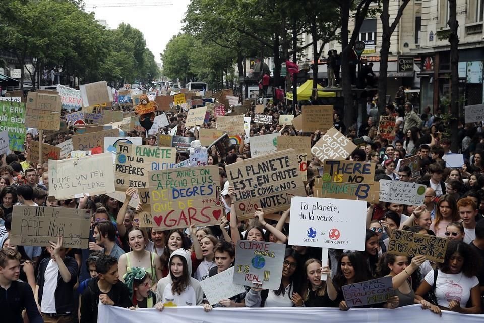 En París, la marcha climática se concentró frente a la Ópera. Los organizadores esperan que más de un millón de jóvenes se unan a las protestas en todo el mundo.