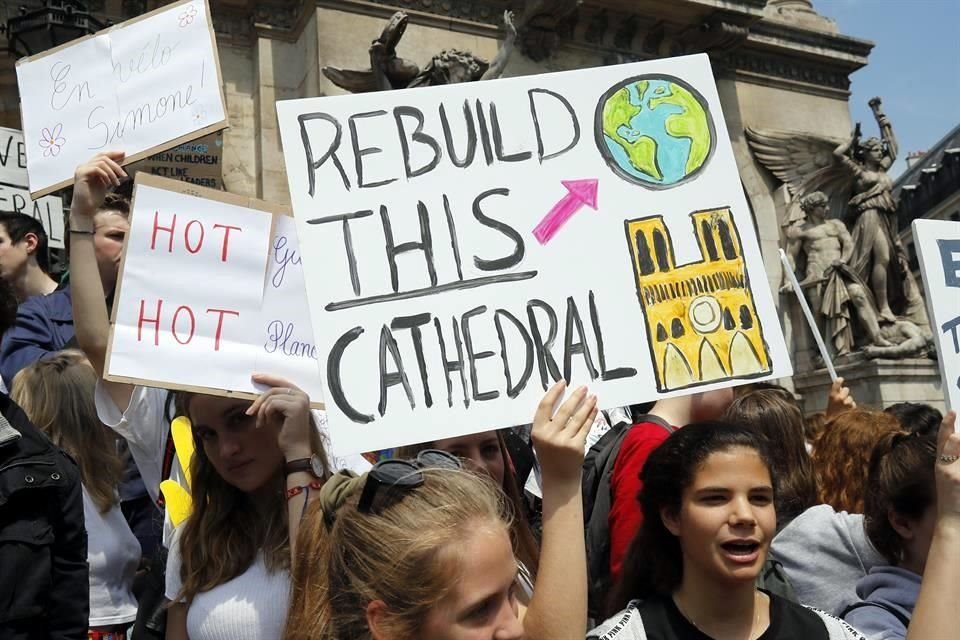 'Reconstruyan esta Catedral', reza uno de los carteles en la marcha climática en París.