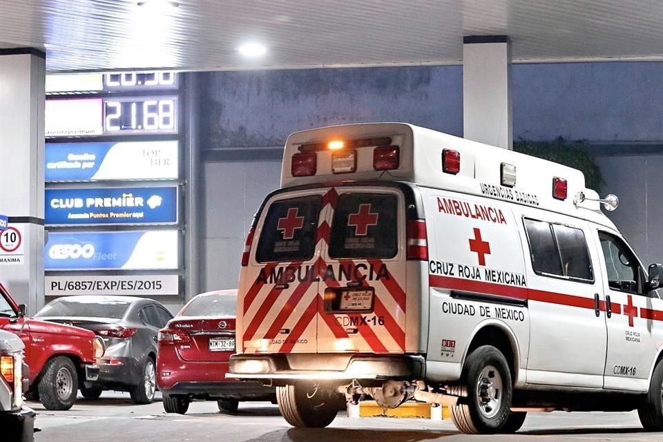 De acuerdo con paramédicos consultados, las reglas de operación indican que, cada vez que termina un turno, los operadores de las ambulancias están obligados a dejar el tanque lleno.