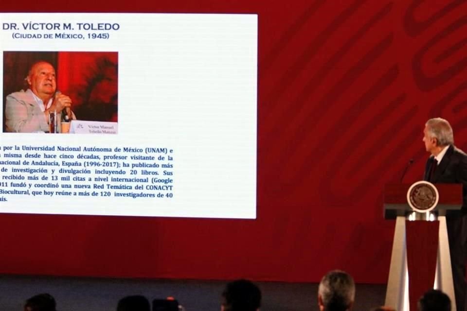 El Presidente López Obrador nombró a Víctor Manuel Toledo como Secretario de Medio Ambiente.