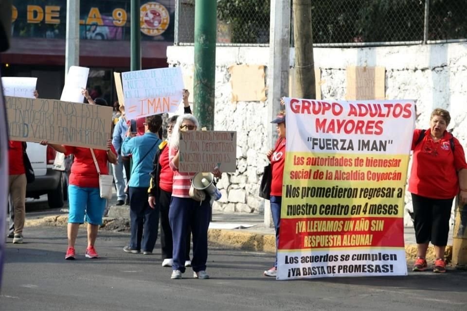 Principalmente mujeres de la tercera edad despliegan cartulinas con consignas en un carril de Avenida Imán, en la entrada principal del Centro Comunitario, frente a la Planta de Asfalto.