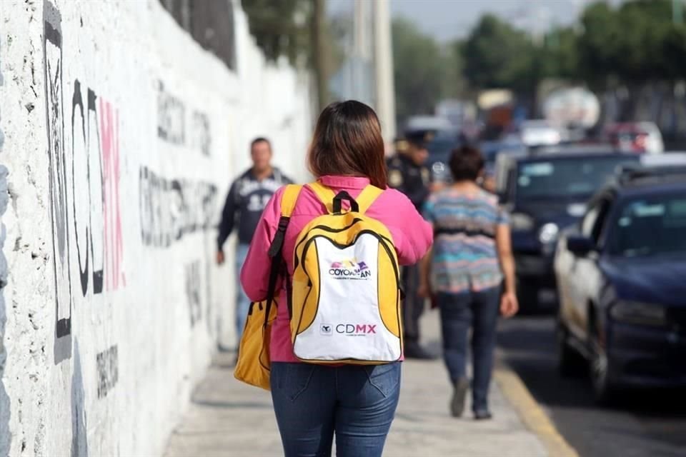 Además de protestar porque el Centro de Desarrollo Comunitario de Avenida Imán ha sido convertido en bodega, vecinos reciben mochilas con la imagen de la anterior administración en Coyoacán.