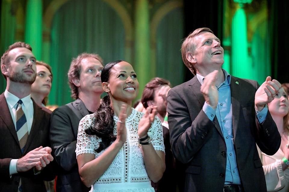 Los candidatos del Partido Verde en Suecia, Alice Bah Kuhnke (centro) yPer Bolund (derecha), celebran los resultados de la elección europea.