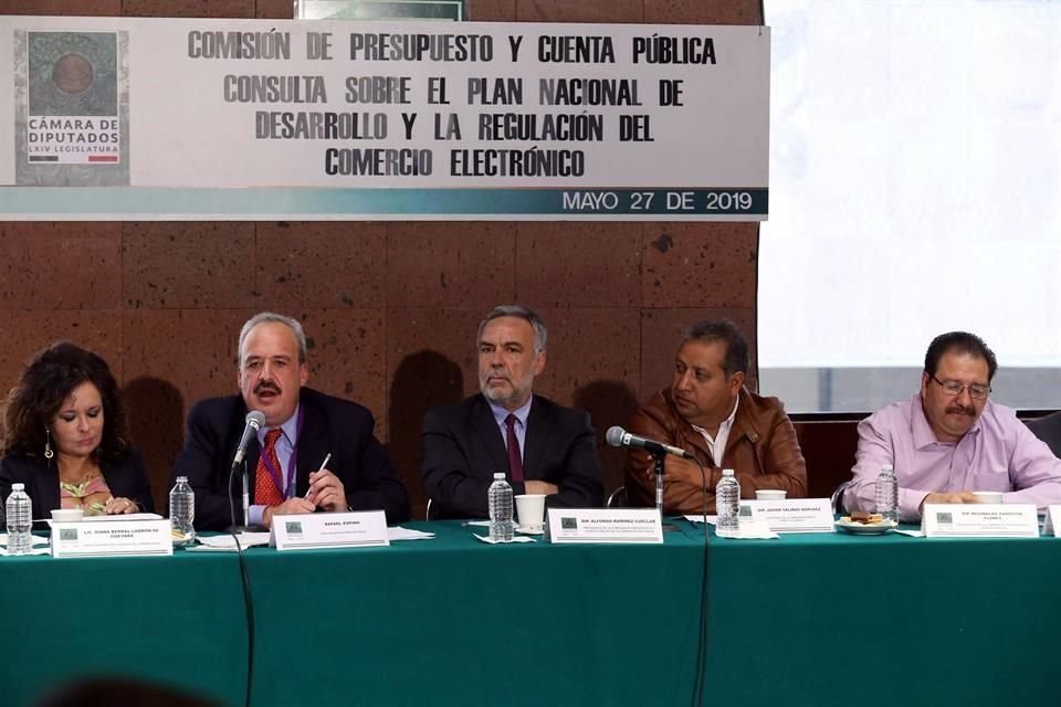 Aspectos del foro sobre regulación del comercio electrónico organizado en la Cámara de Diputados.