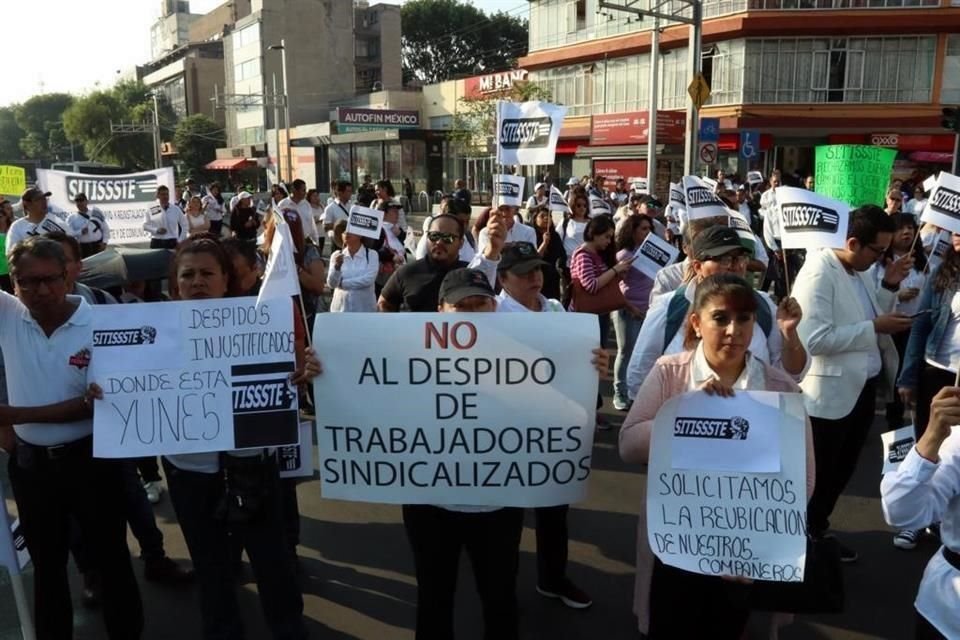 Los manifestantes condenaron lo que calificaron de despidos injustificados en la institución.