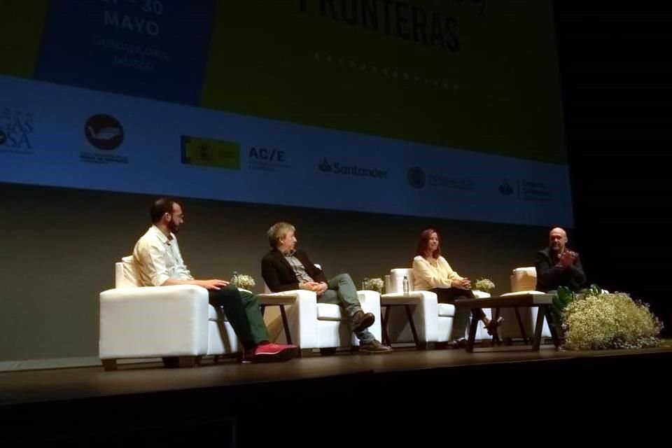 Los escritores Mónica Lavín, David Toscana y Rodrigo Blanco reunidos en la mesa de diálogo 'Las fronteras invisibles de nuestras literaturas'.