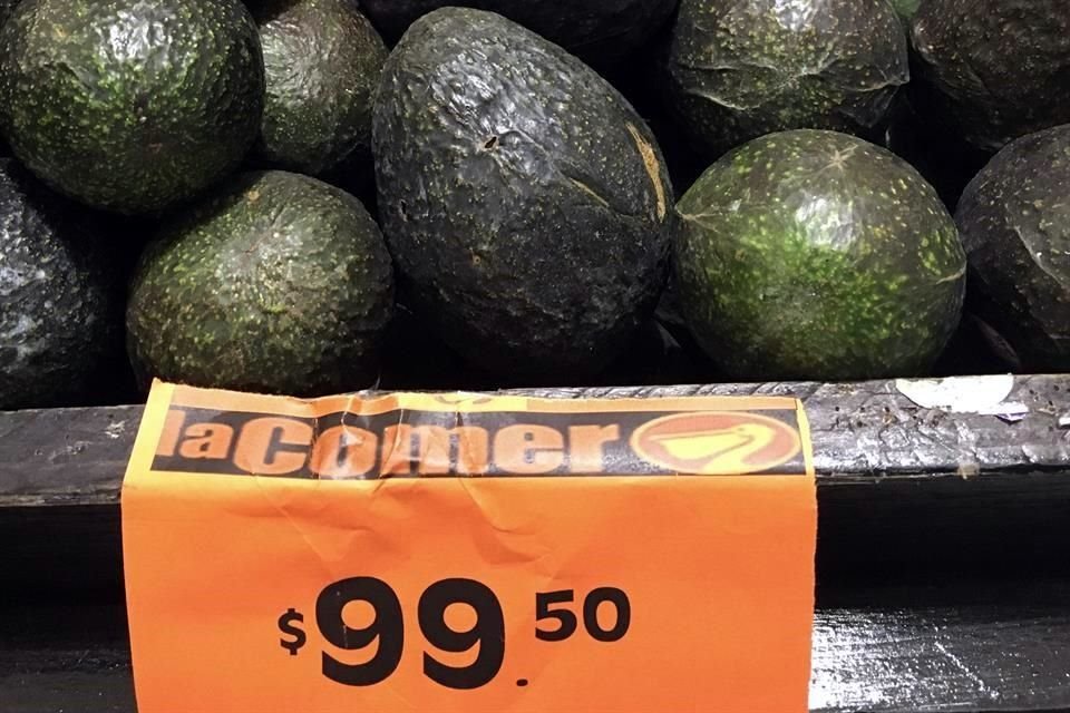 El precio del aguacate alcanzó en días pasados hasta los 100 pesos por kilo.