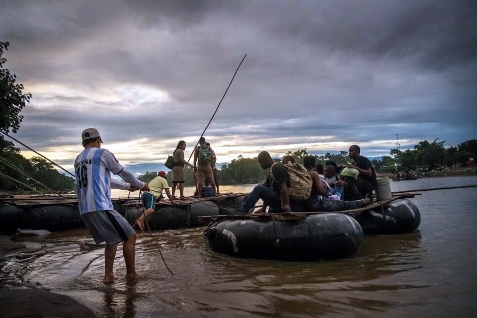 Migrantes provenientes de África y Haití se internan a territorio mexicano.