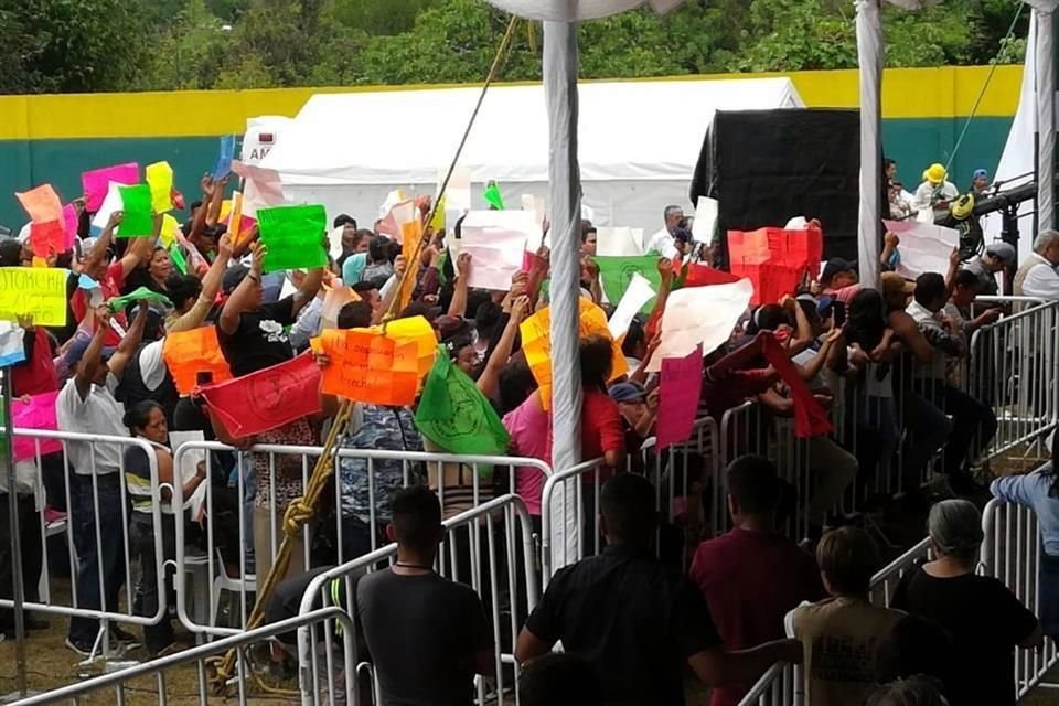 Integrantes de Antorcha Campesina se manifestaron en el evento de López Obrador en Yanga, Veracruz.