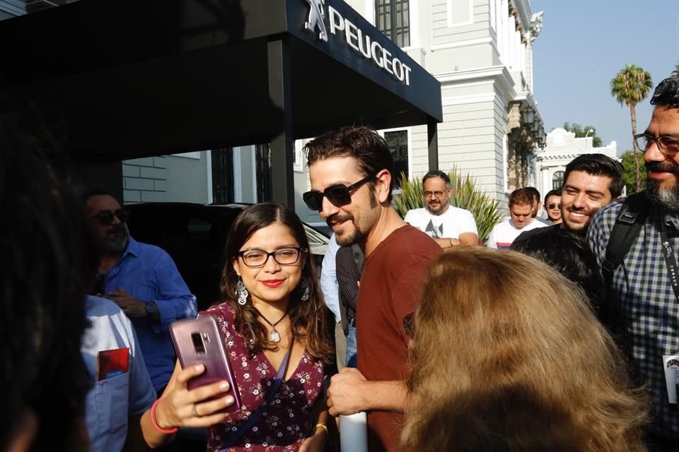 El actor recorrió la exhibición durante tres horas.