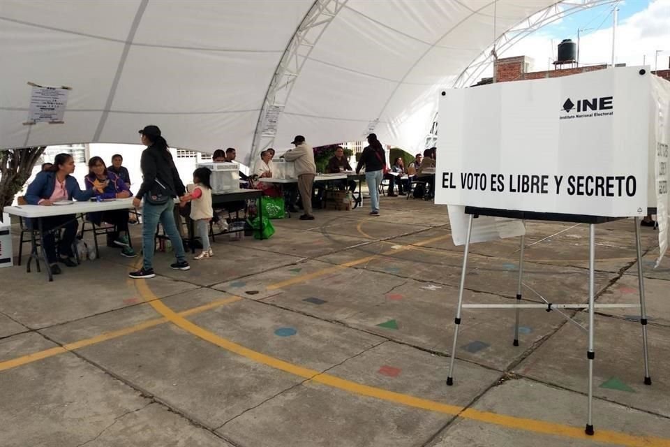 Alrededor de las 16:00 horas, las urnas con votos para Gobernador y diputados locales fueron robadas de la casilla 288 en la colonia Nueva Esperanza.