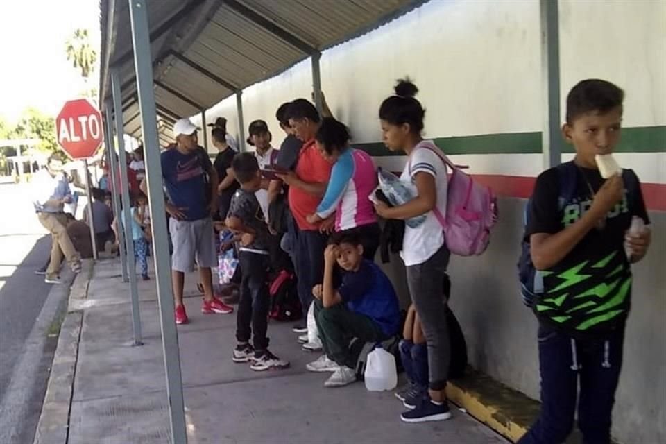 Un grupo de migrantes arribó al Puente Internacional Rodolfo Robles.