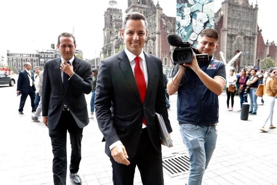 El Gobernador de Oaxaca. Alejandro Murat, a su llegada a Palacio Nacional.