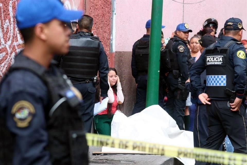 Un hombre, de 34 años, fue asesinado a balazos, en Estanquillo casi esquina con Peralvillo, en la Colonia Morelos, en Cuauhtémoc.
