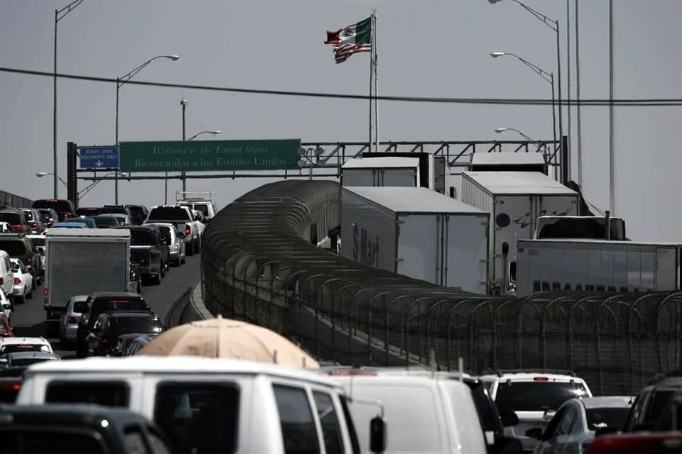 Camiones en el puente internacional Corboba - Las Americas esperan cruzar a EU.