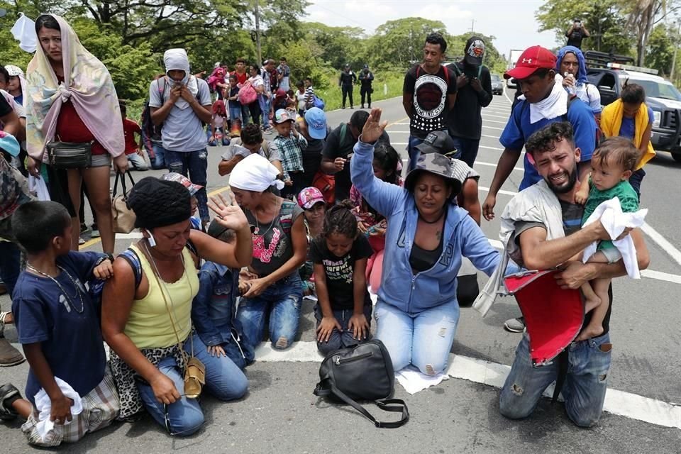 Entre gritos y jaloneos, una nueva caravana de migrantes que entró al País por Chiapas fue interceptada.