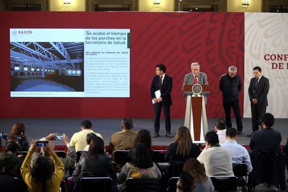 Autoridades de Salud en conferencia de prensa.