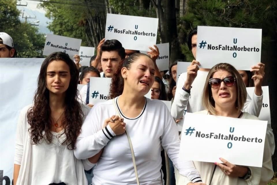 Familiares y amigos rompieron en llanto durante la marcha.