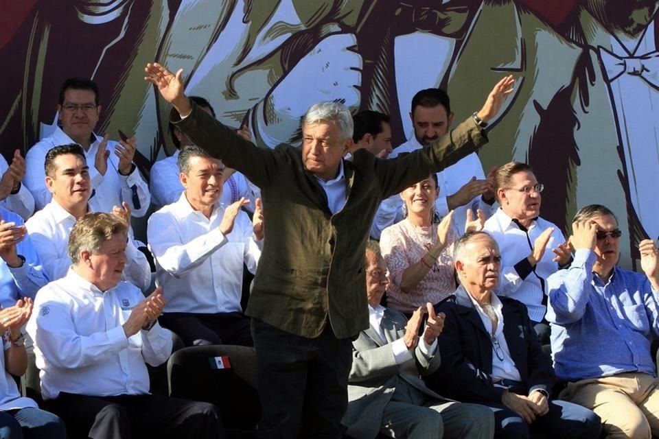 El Presidente encabezó el evento al que convocó en Tijuana, a donde llegaron funcionarios y políticos de NL y el resto del País.