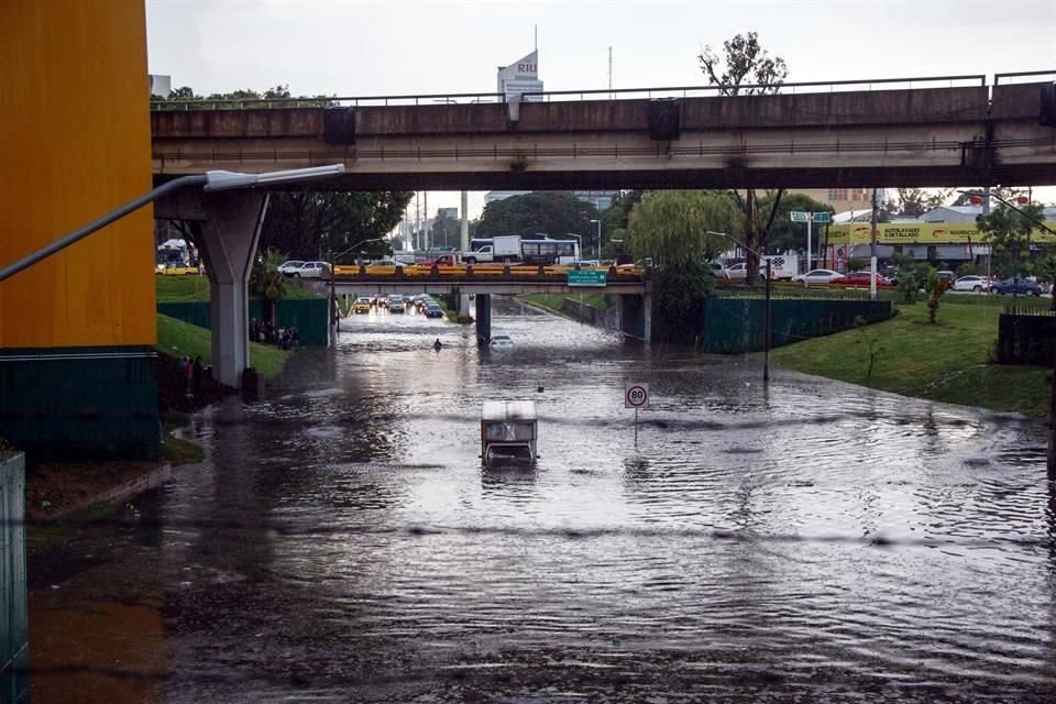 El domingo pasado el agua en el paso a desnivel de Lázaro Cárdenas y Mariano Otero alcanzó más de un metro de altura, y dos vehículos quedaron atrapados.