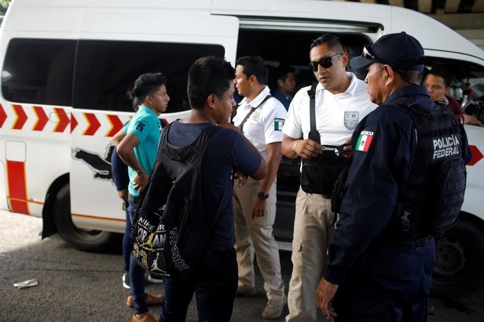 Migrantes de Guatemala son detenidos en un punto de Tapachula, Chiapas.