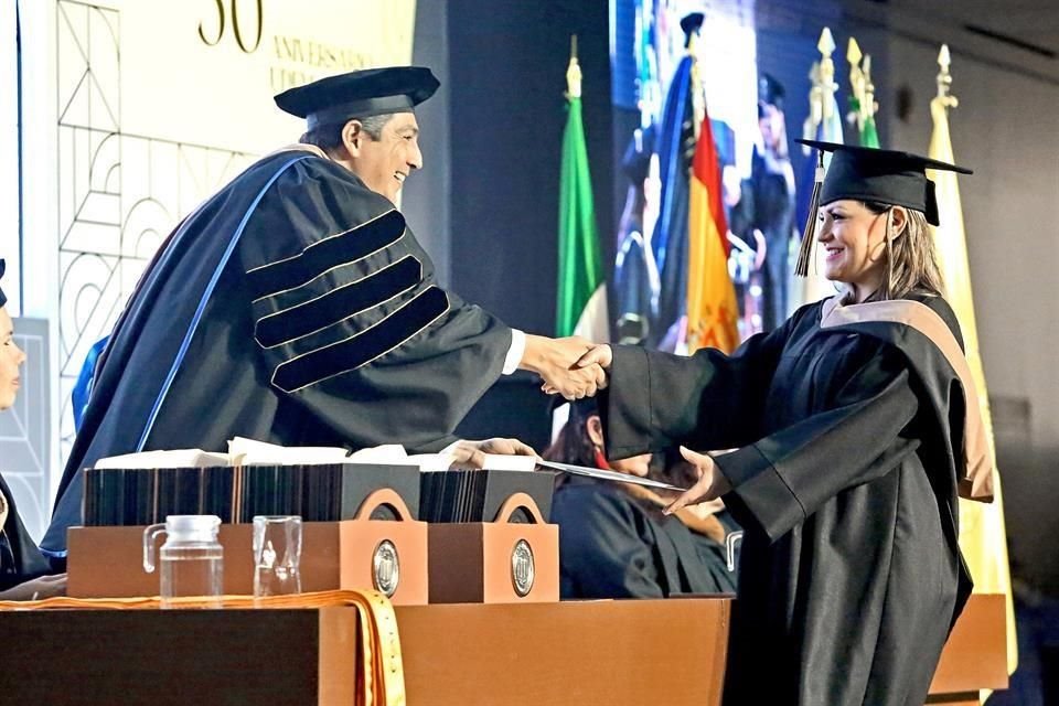 Carlos Basurto Meza, Vicerrector de Educación Superior de la UDEM, entregó los diplomas a los nuevos profesionistas.