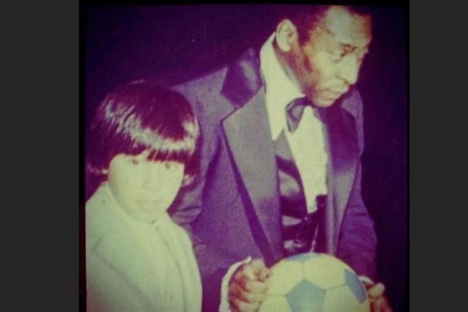 Héctor Suárez Gomís junto a Pelé.