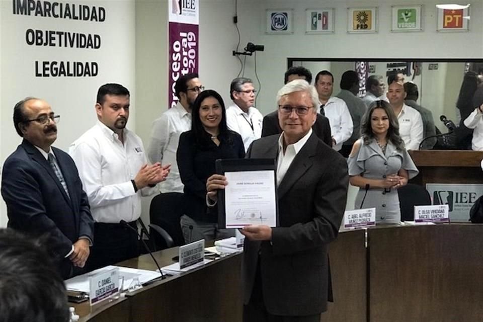 Jaime Bonilla Valdez recibió su constancia de mayoría, por parte del Consejo General del Instituto Estatal Electoral.