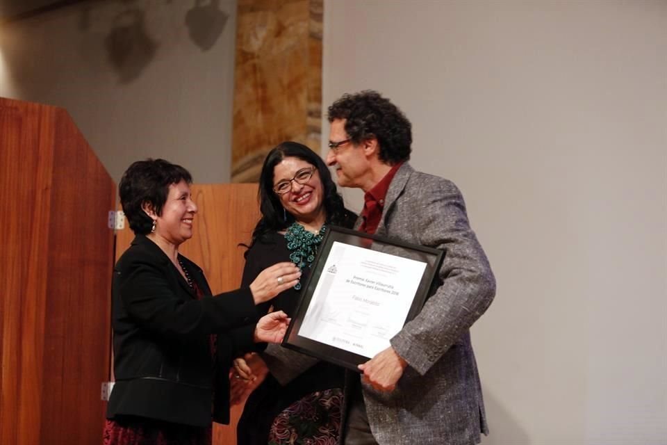 Por su libro 'El lector a domicilio', el escritor Fabio Morábito recibió el Premio Xavier Villaurrutia.
