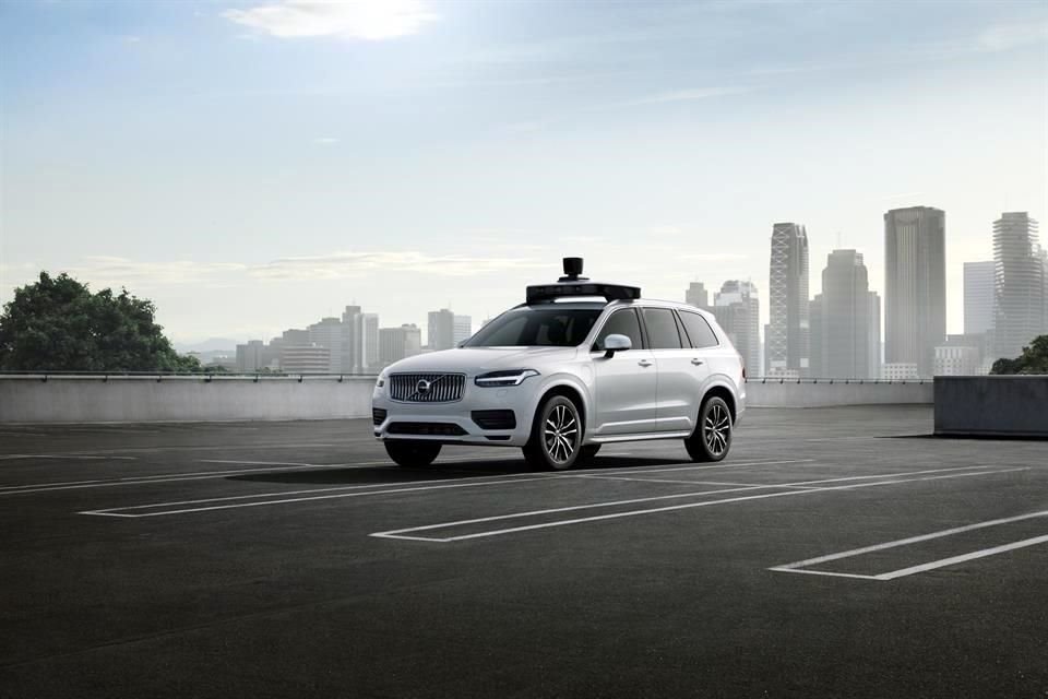 Uber también anunció que  planea instalar su sistema de autoconducción en la camioneta SUV XC90 de Volvo.