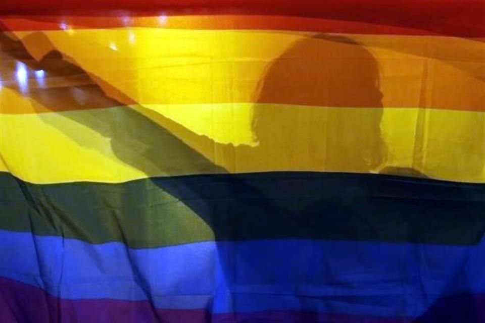 Una persona sostiene una bandera de orgullo LGBTI durante una marcha en Belgrado.