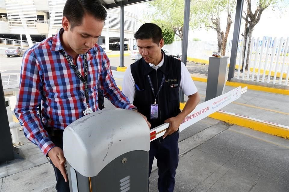 Tras el retiro de los ejidatarios del estacionamiento del aeropuerto, personal del lugar volvió a colocar las plumas.