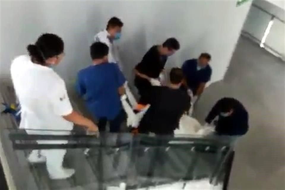 En un video grabado en el hospital se observa cómo camilleros bajan un cadáver por las escaleras.