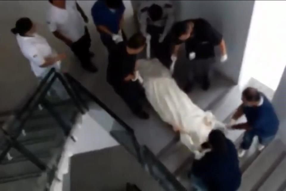 La falla en el elevador provocó que cadáveres fueran bajados por las escaleras.