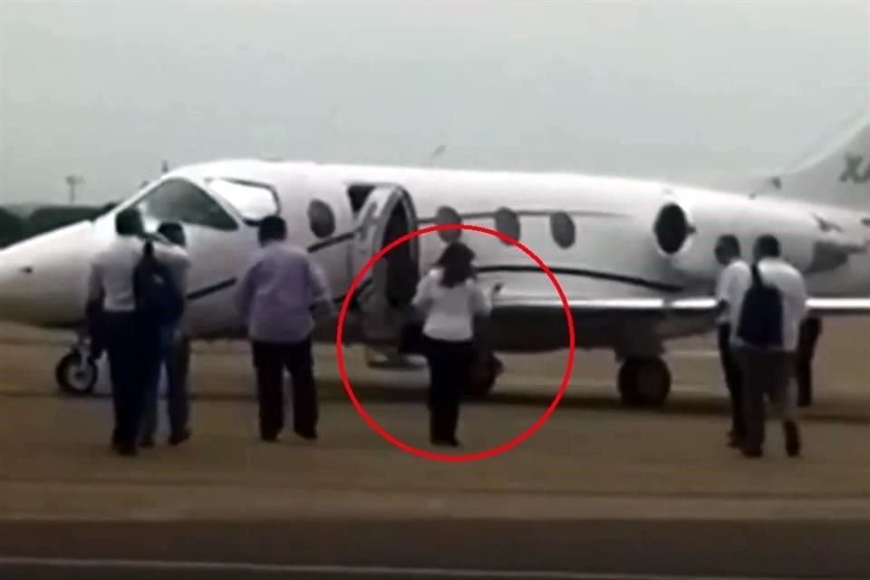 La líder de Morena fue captada cuando se subía a la aeronave.