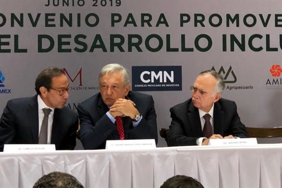 López Obrador se reúne con empresarios para firmar acuerdo que promueva la inversión y el desarrollo incluyente.