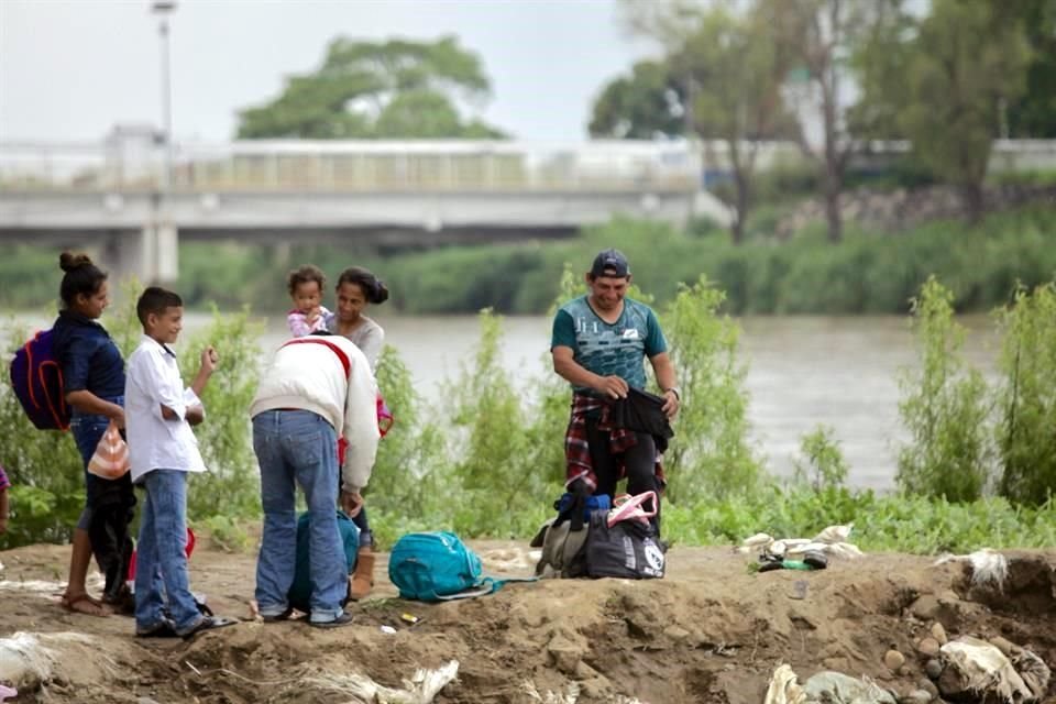 El flujo de personas y mercancías en balsas continúa en el Río Suchiate.