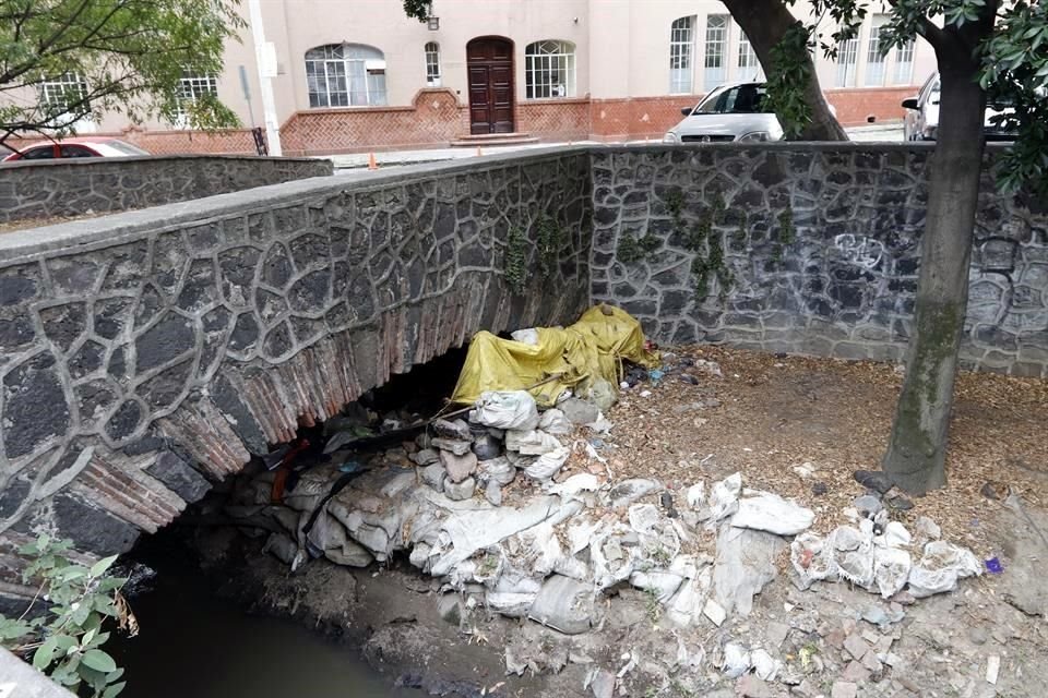 El cauce del río está saturado de basura.