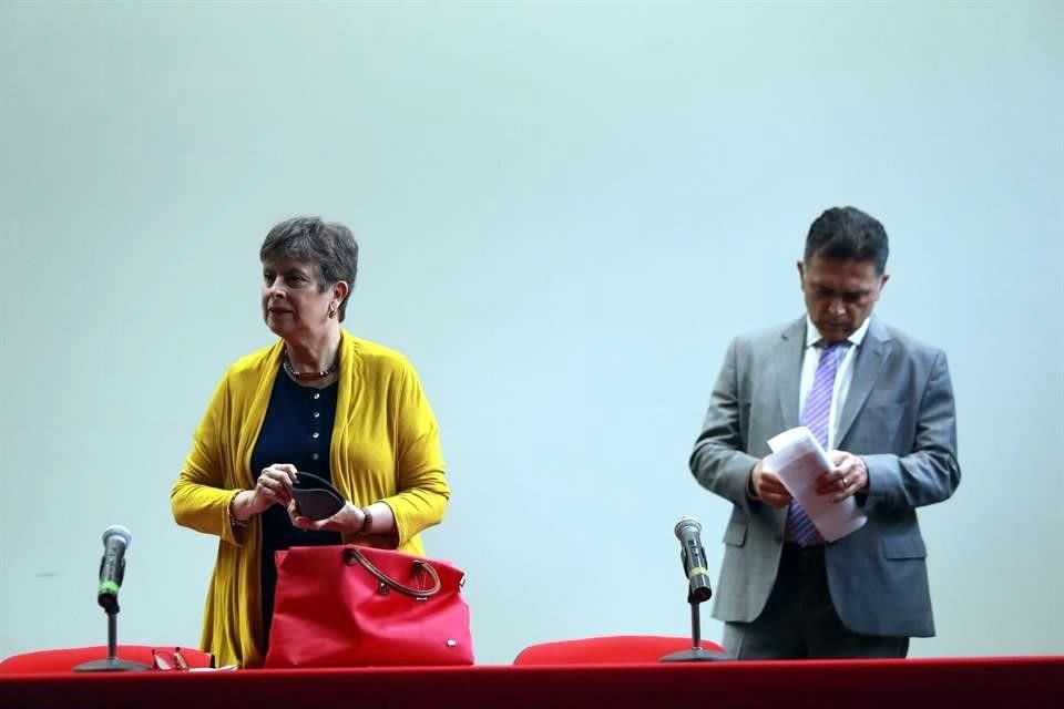 Marieclaire Acosta y Luis Pérez de Acha, del Comité de Participación Ciudadana del SNA.