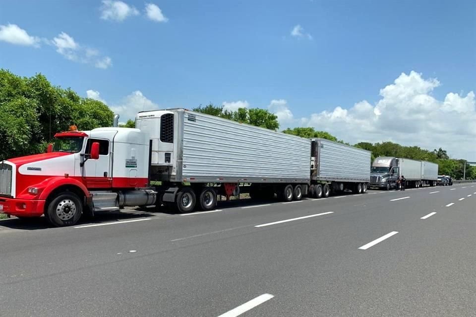 Los migrantes eran transportados en tráileres.