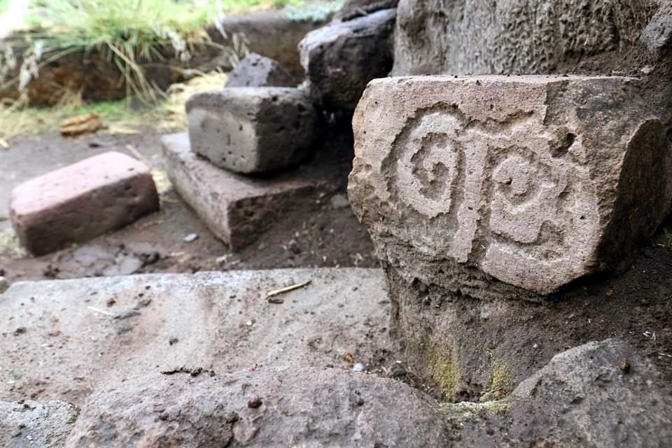 Se han encontrado piedras talladas en las escalinatas de la pirámide central de Teocaltitán.