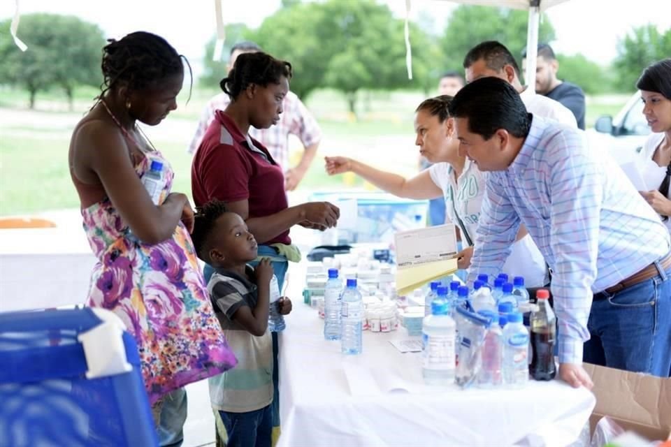 Un grupo de migrantes estableció un campamento en una plaza pública de Acuña, Coahuila; ahí les son llevados insumos médicos y botellas de agua.